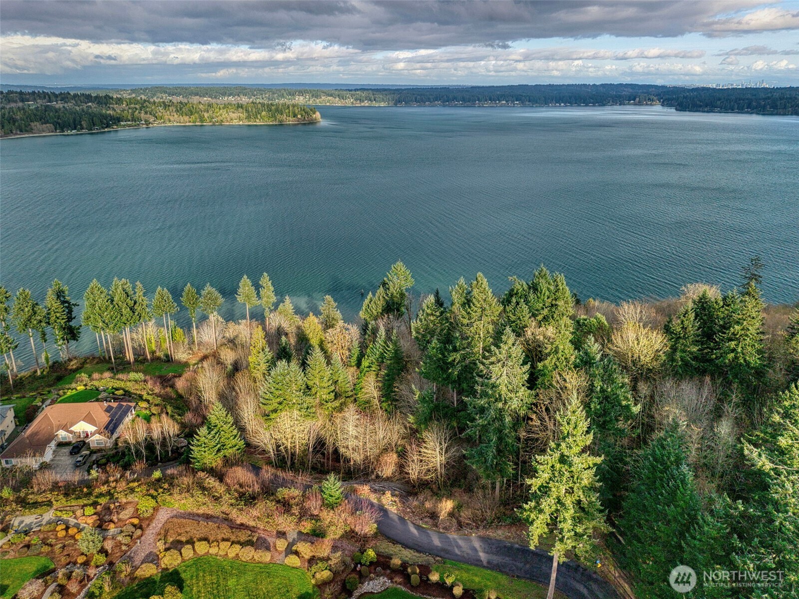 2401 NE Solar View Court