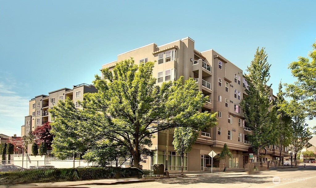4343 Roosevelt Way NE #401