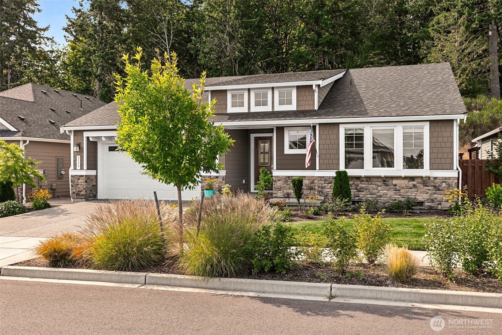 3111 Arrowroot Loop SE