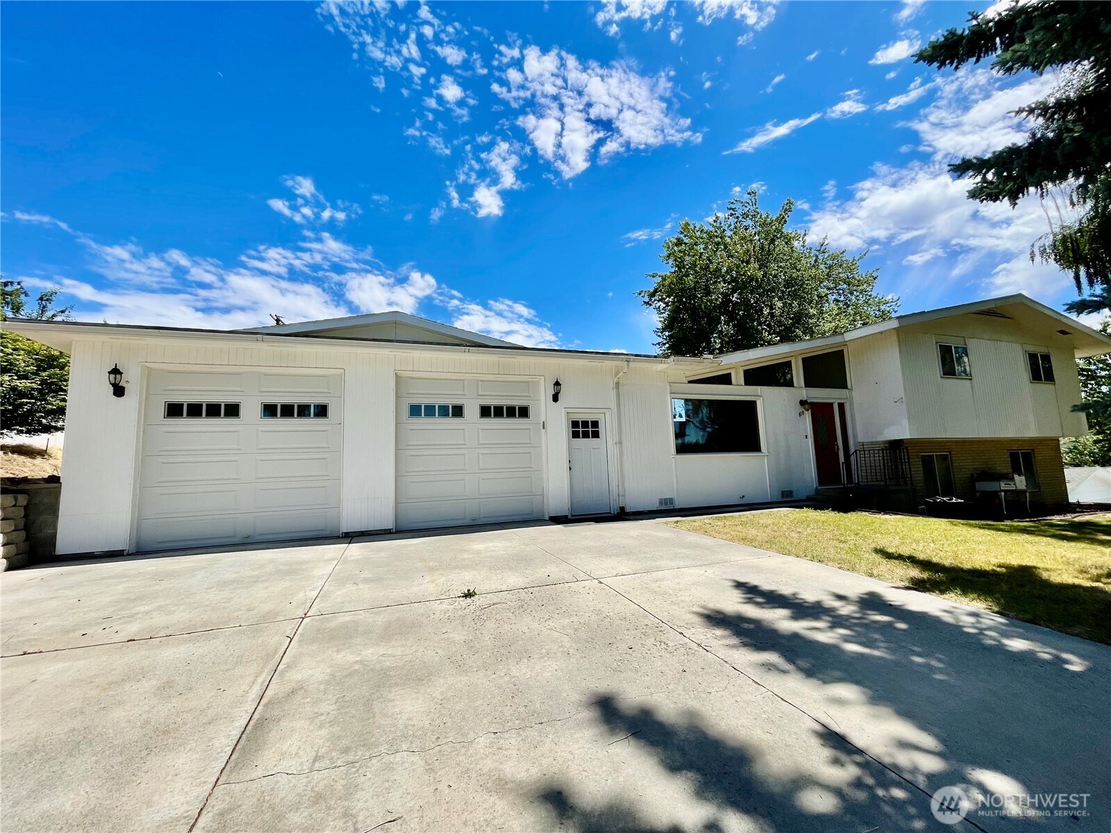810 E Spring