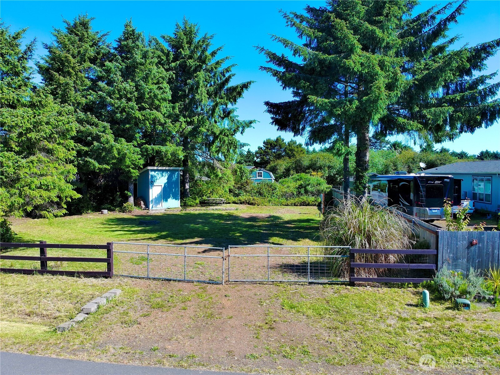 198 N Narwhal Loop NW