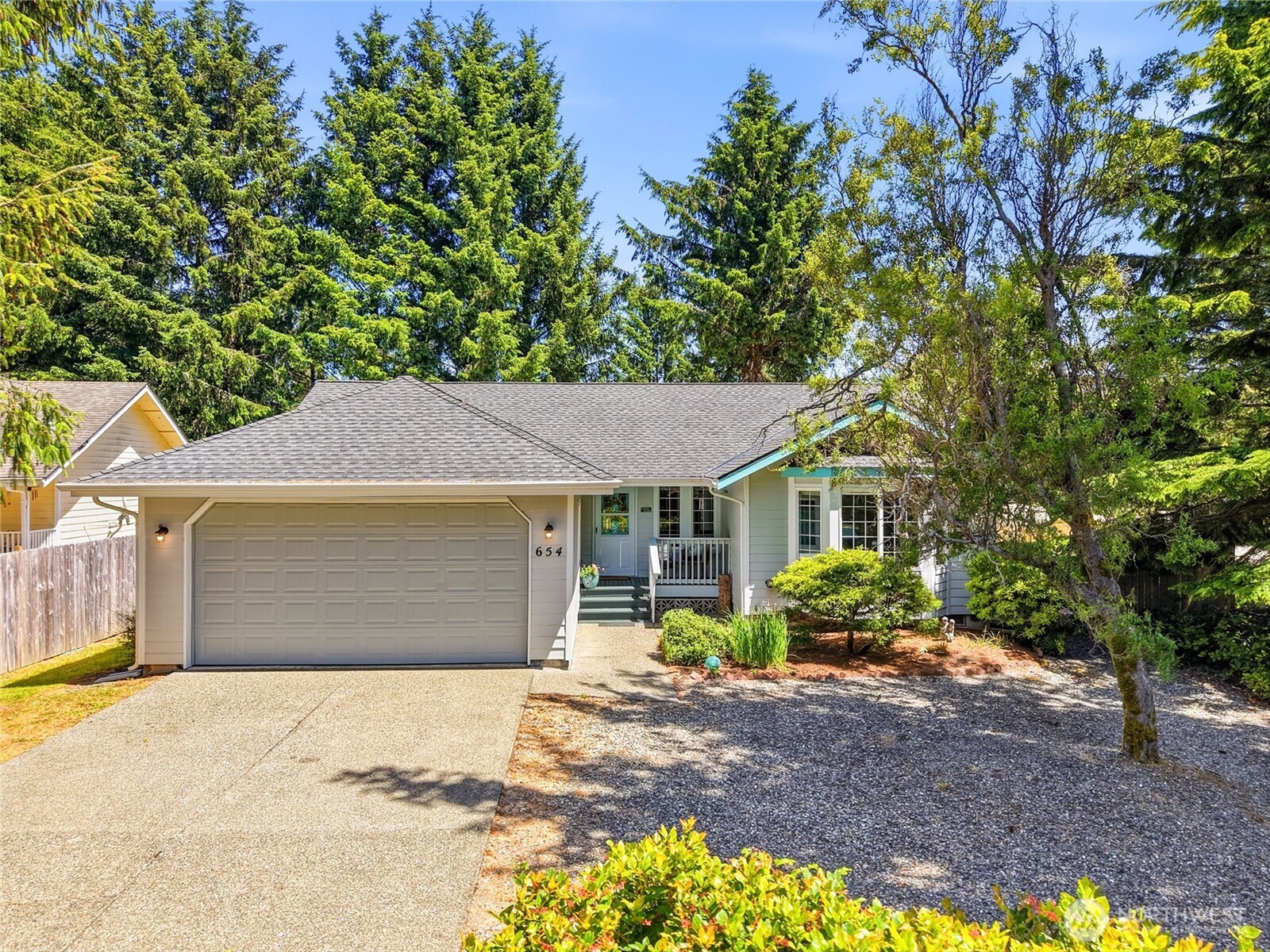 654 Woodland Loop NE