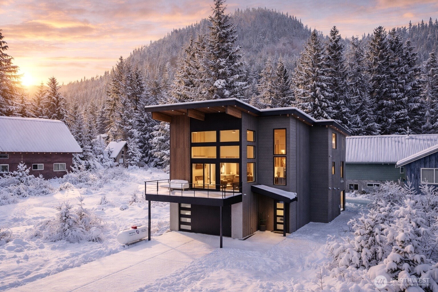 811 E Hyak Dr