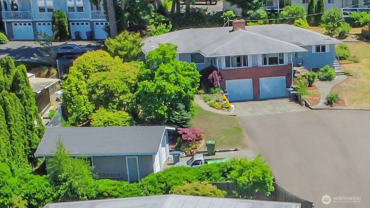 1911 -1915 Willow Lane W