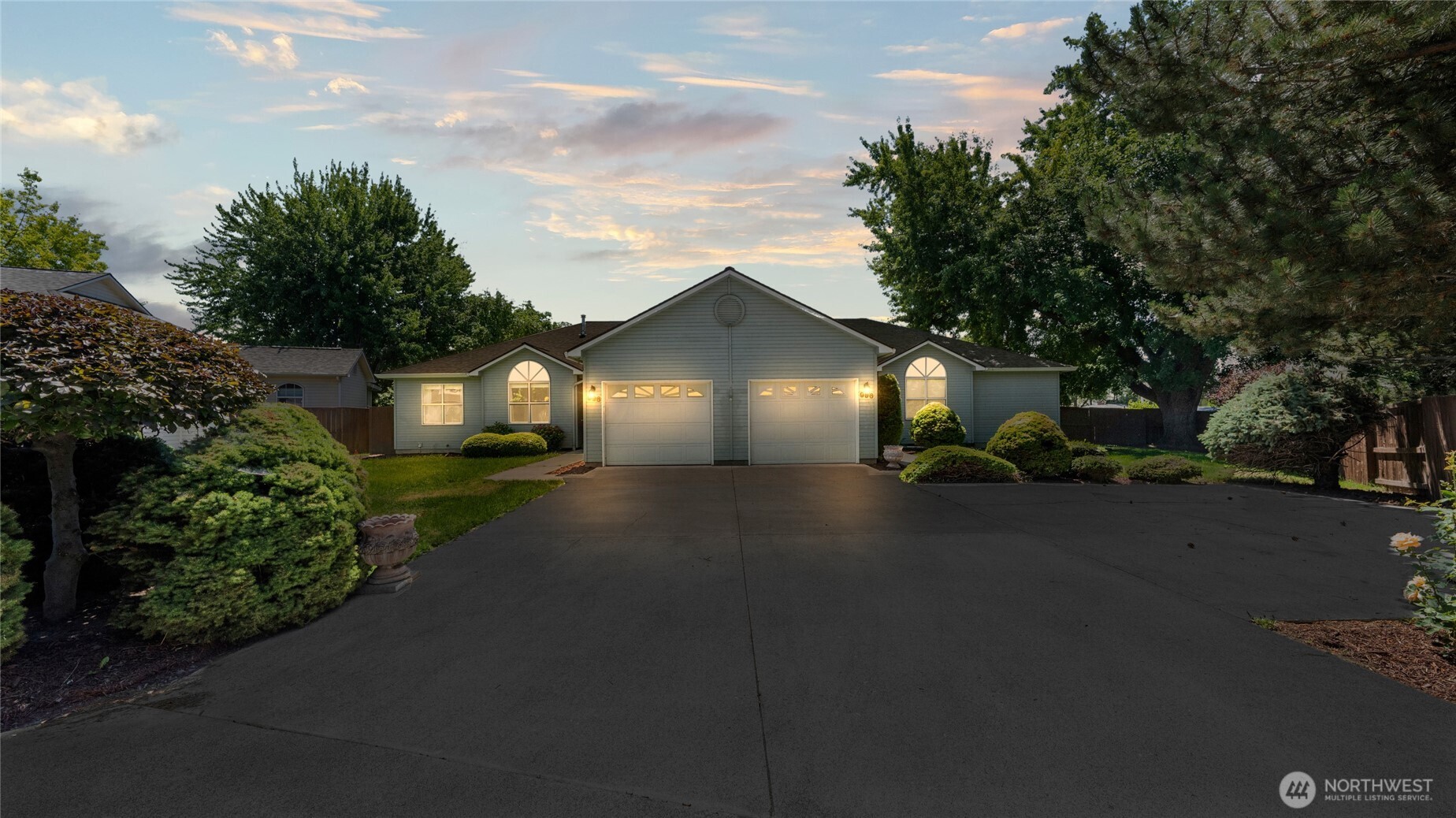 996 SE Admiral Place