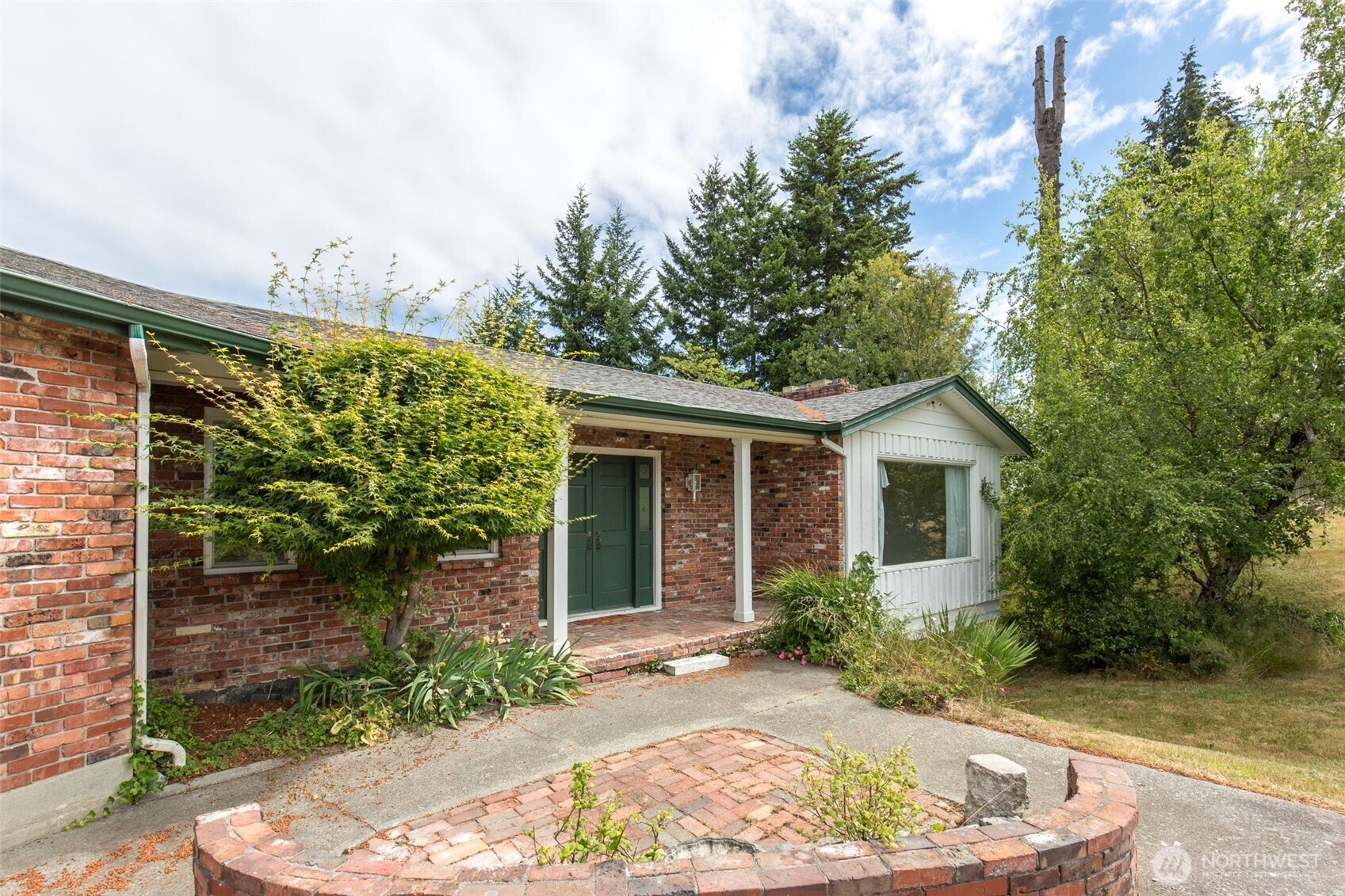 441 E Hillcrest Drive