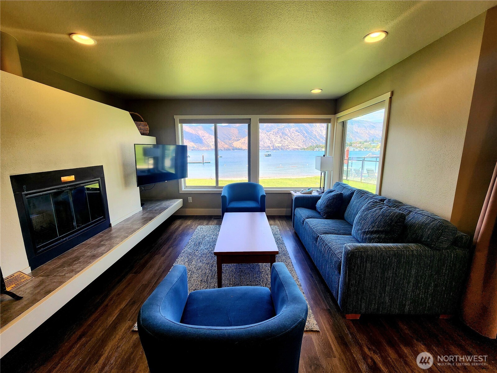 1 Lakeside 716-M