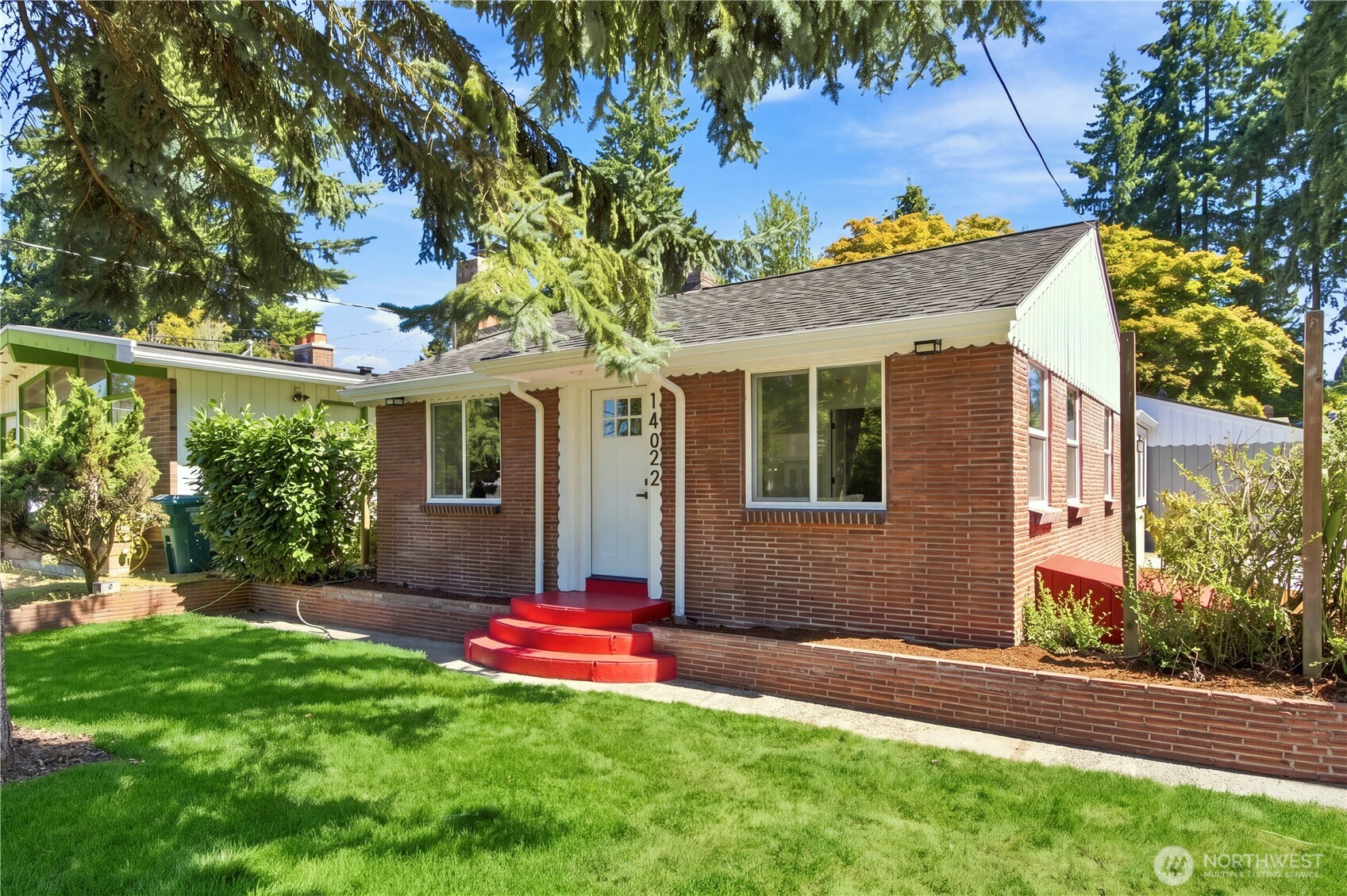 14022 Roslyn Place N