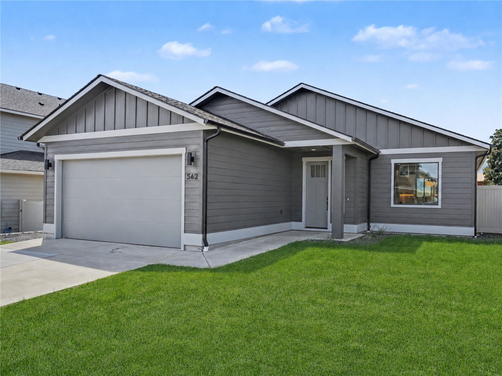 562 S Oasis Loop