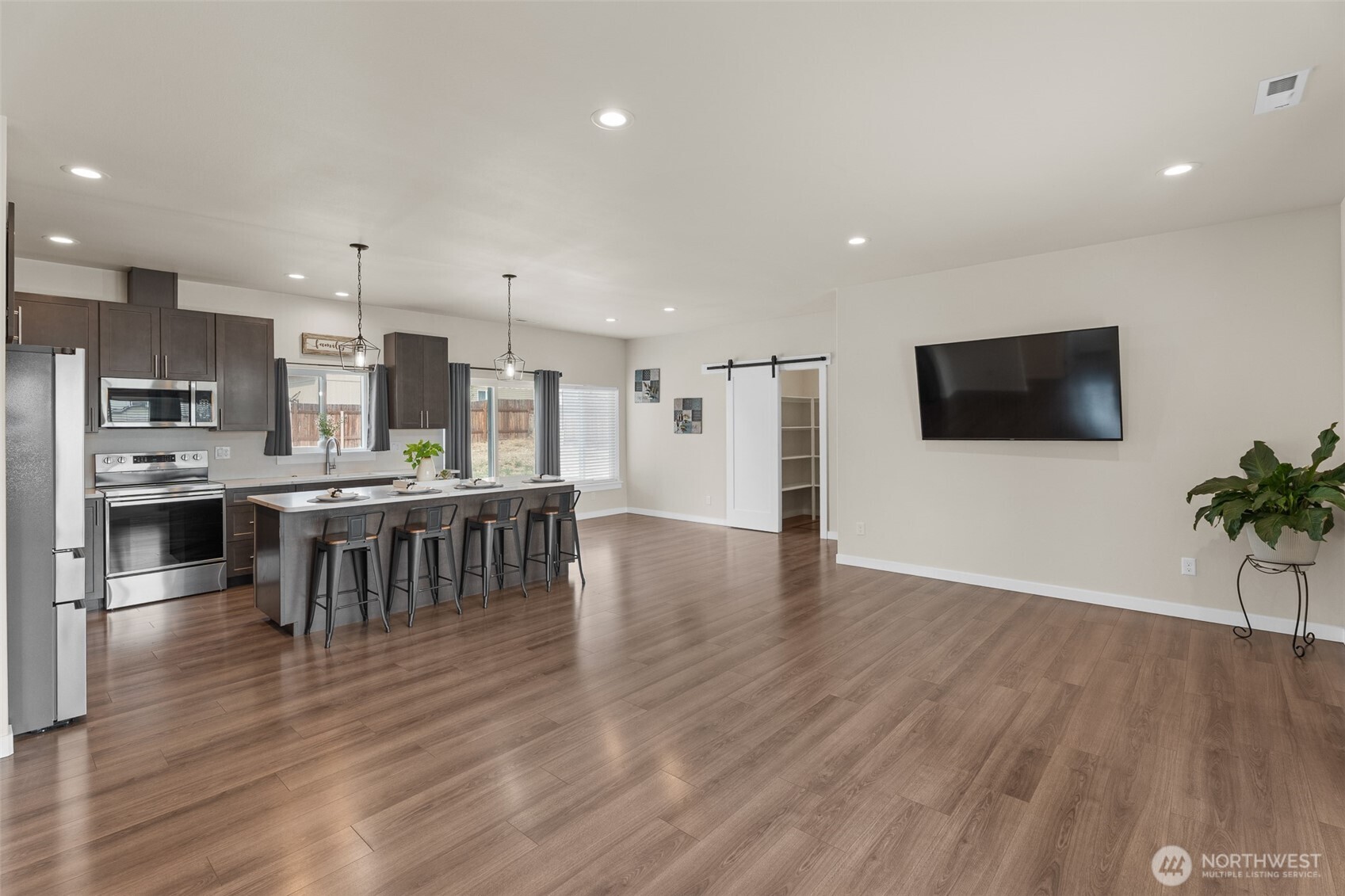 158 Saratoga LN