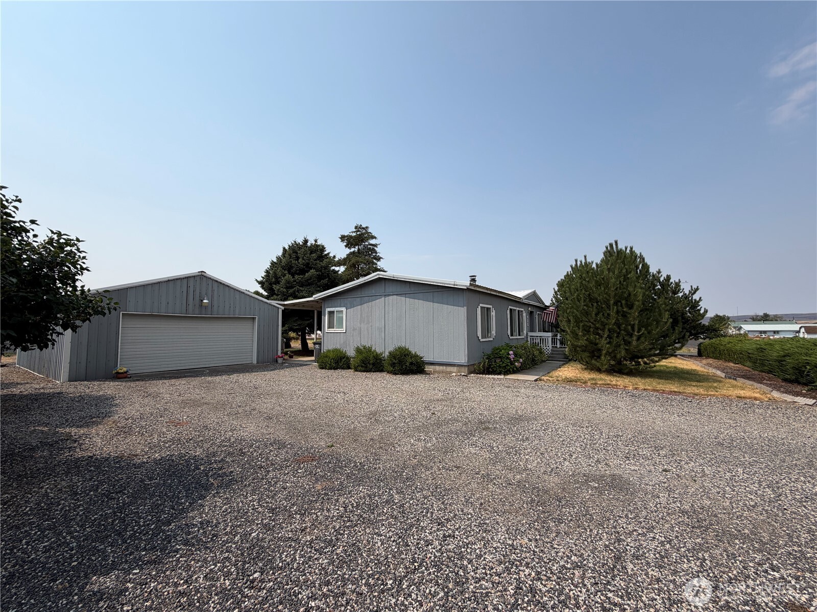 415 E Lewis