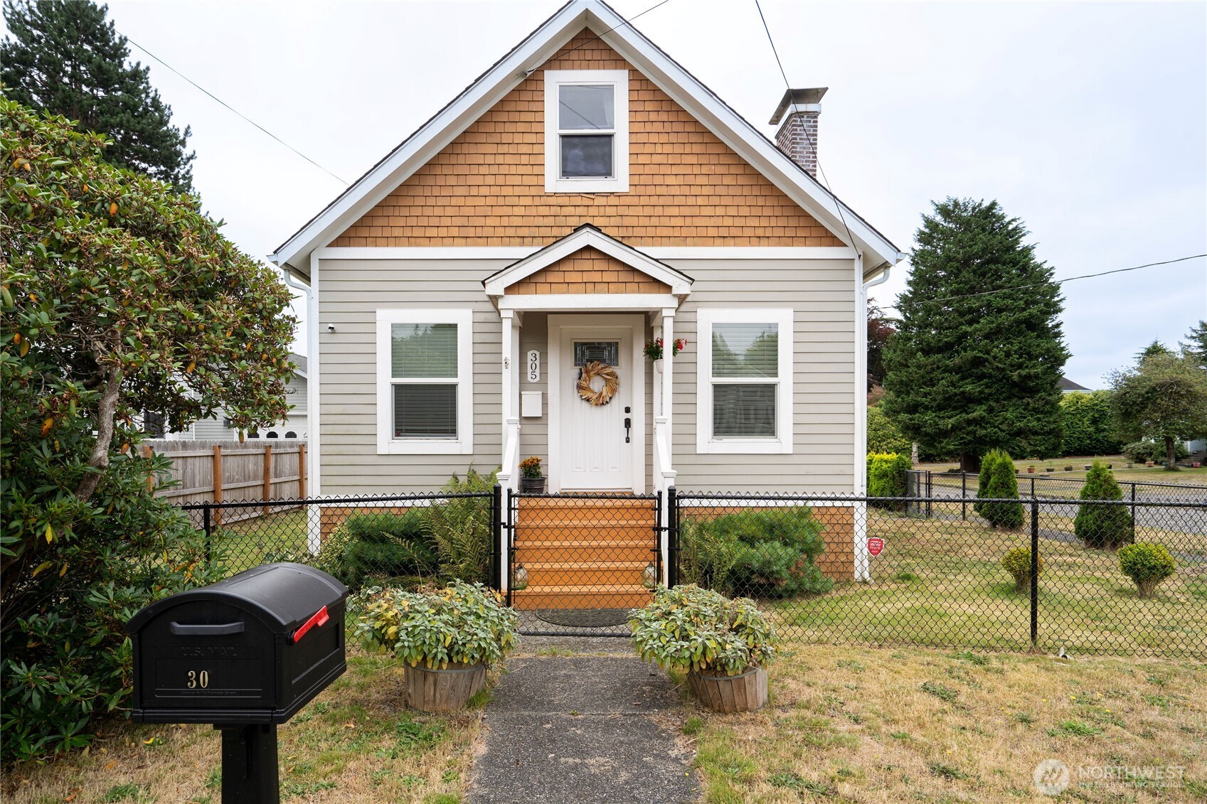 305 W 6th Street