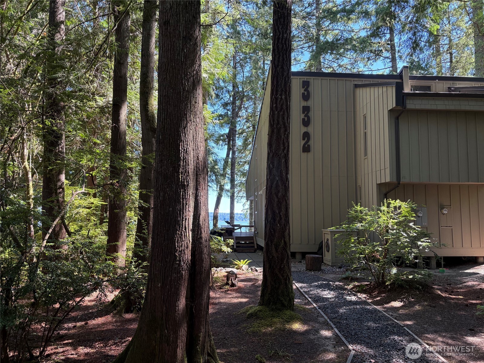 332 E Pointes Drive E #332
