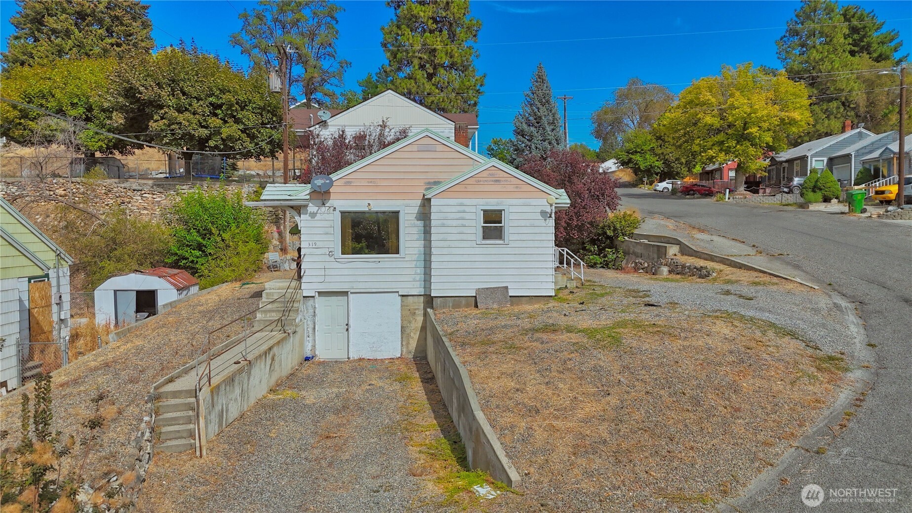 319 E Bartlett Avenue