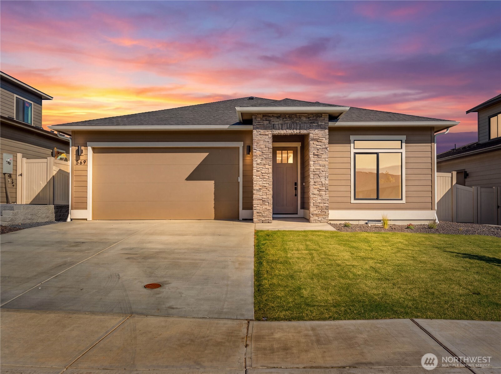 569 S Oasis Loop
