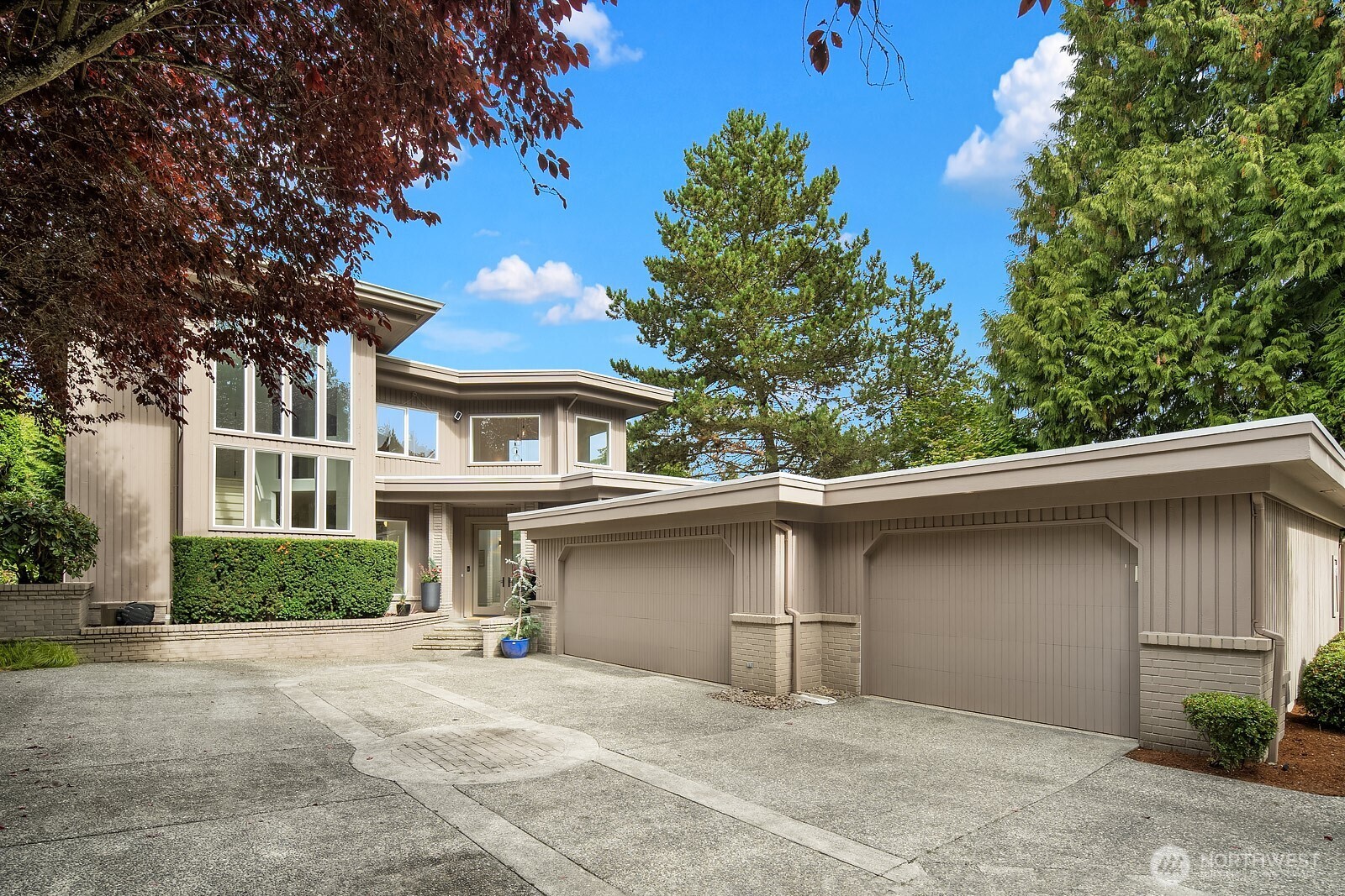 9506 NE POINTS Drive — home for sale